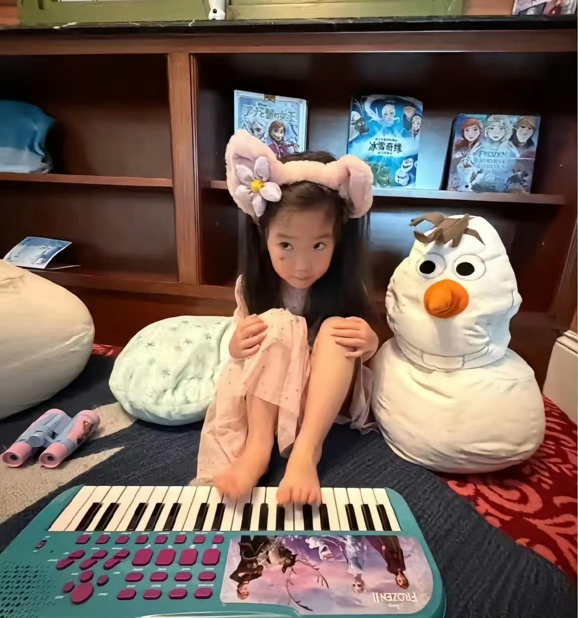 在香港迪士尼乐园惊喜邂逅陈意涵，她本人状态极佳，完全看不出已是44岁的年纪。更令