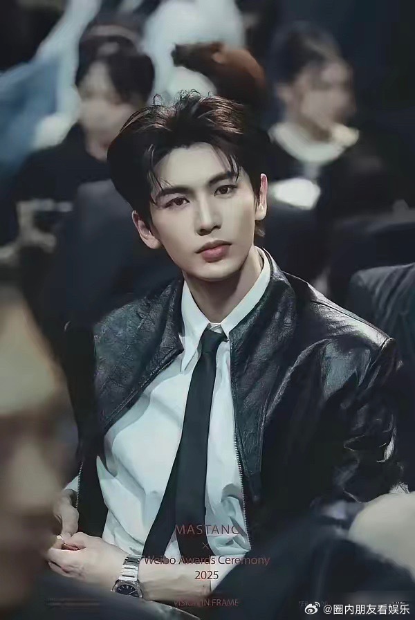 说实话有点心疼张凌赫他的公司对于他的规划有点短视，天天让他住在热搜上，这对他其实