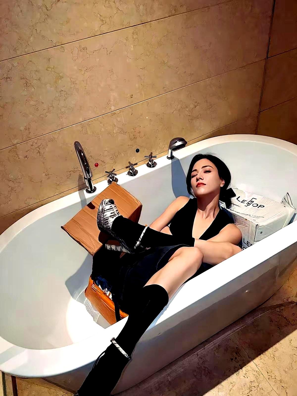 这都快传出要办喜酒的消息了，娜然却突然甩出一组妩媚大片，这是真不把霍家的“家规”