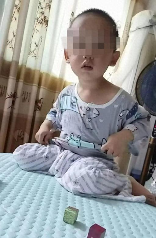 这对父母已经彻底垮掉！8月26日红星新闻报道，就带娃去幼儿园报个名的功夫，两岁多