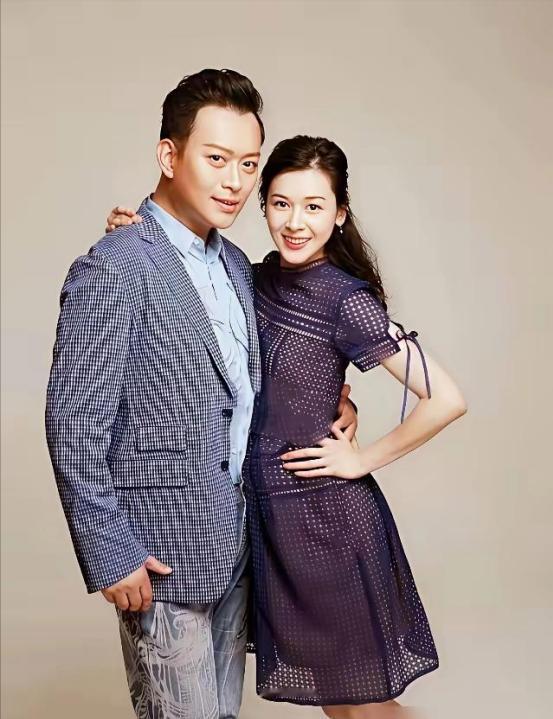 熬了6年，黄海冰终于和那个死活不愿生孩子的枕边人离了婚。古装男神黄海冰，因前妻坚