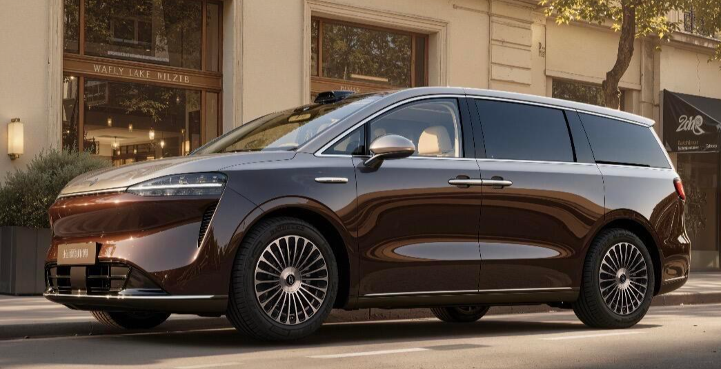 最近这款智界V9出现的频率越来越高了，也是鸿蒙旗下首款MPV。前脸部分的设计与我