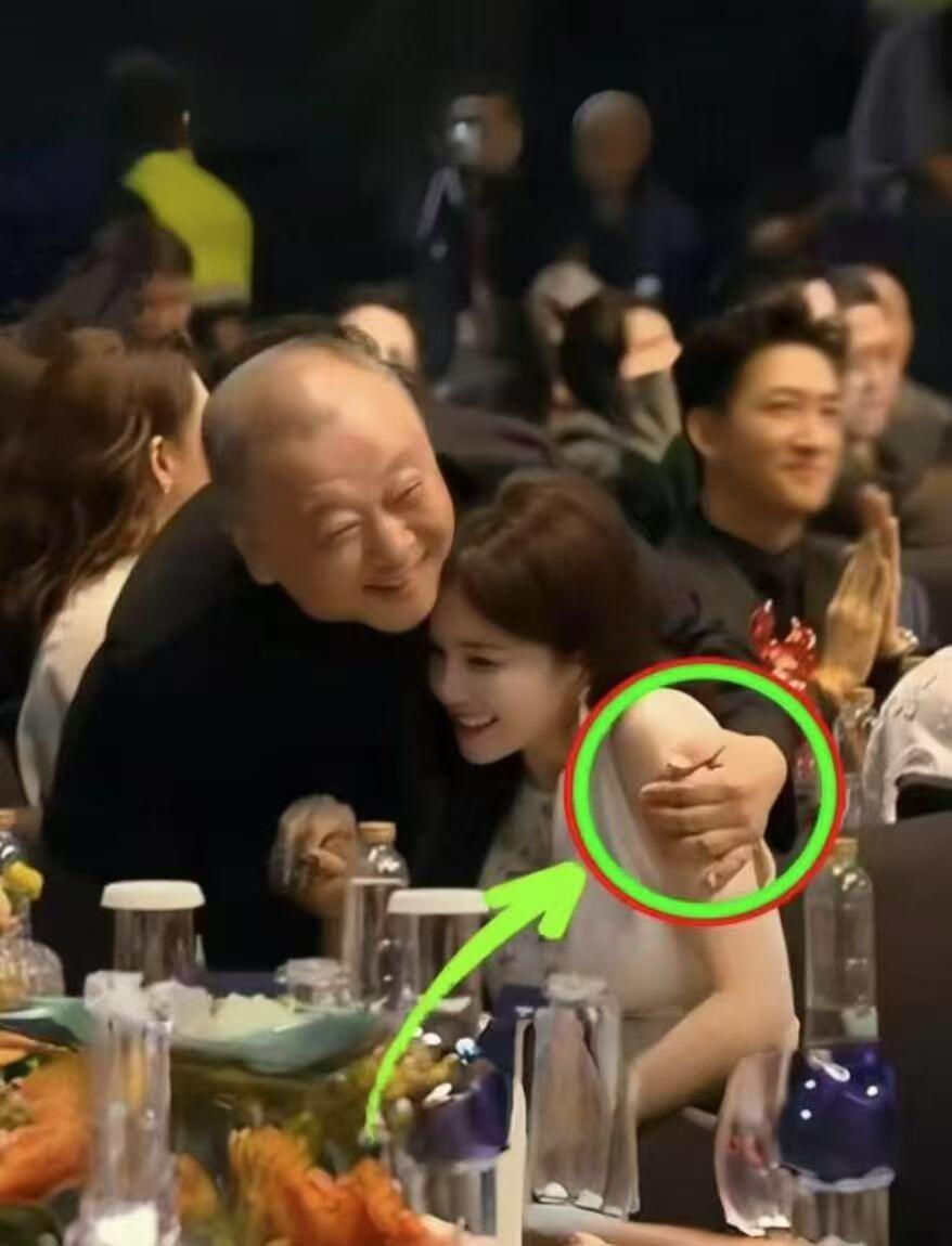 怪不得，，白鹿能被春晚导演力荐...每看这种图都觉得白鹿美的不行，一头乌黑亮丽的