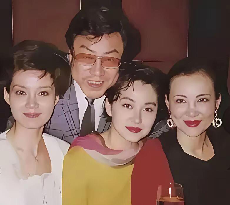 右一，应该是刘嘉玲，中间是林青霞，这张照片潘虹比林青霞好看？照片中这三个女人都