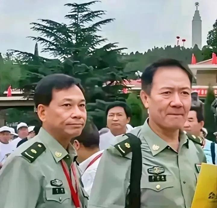 原来他俩都是军人！一身戎装，英姿飒爽！看他俩是谁？右边的是李幼斌，大家都很熟悉
