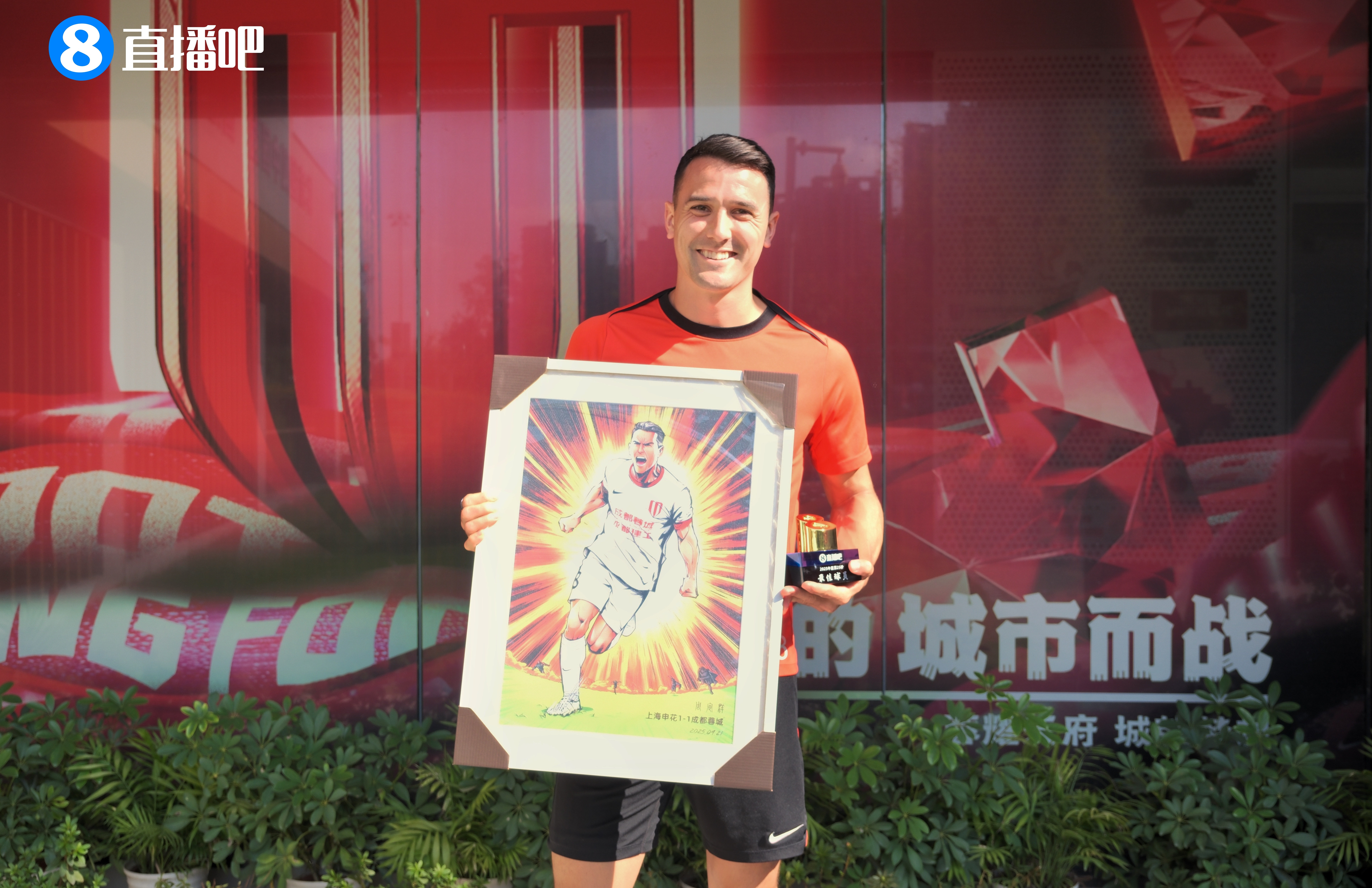 记者: 周定洋今天下午拍摄定妆照, 随后新鹏城就将官宣