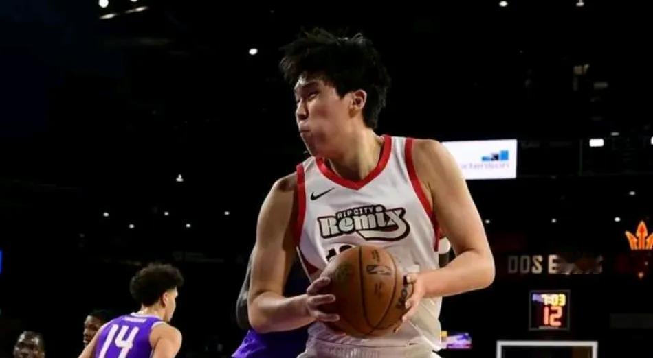 杨瀚森被严重高估，对比易建联G联赛数据直接掉渣！没有公主命却得了公主病！