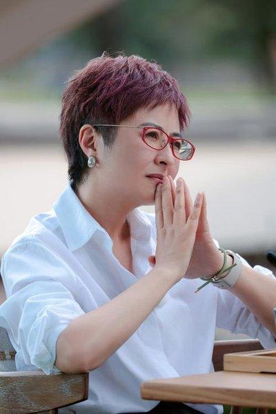 42岁的央视主持人张泉灵辞去工作后，趁着60岁的丈夫不注意，带着147万存款前往