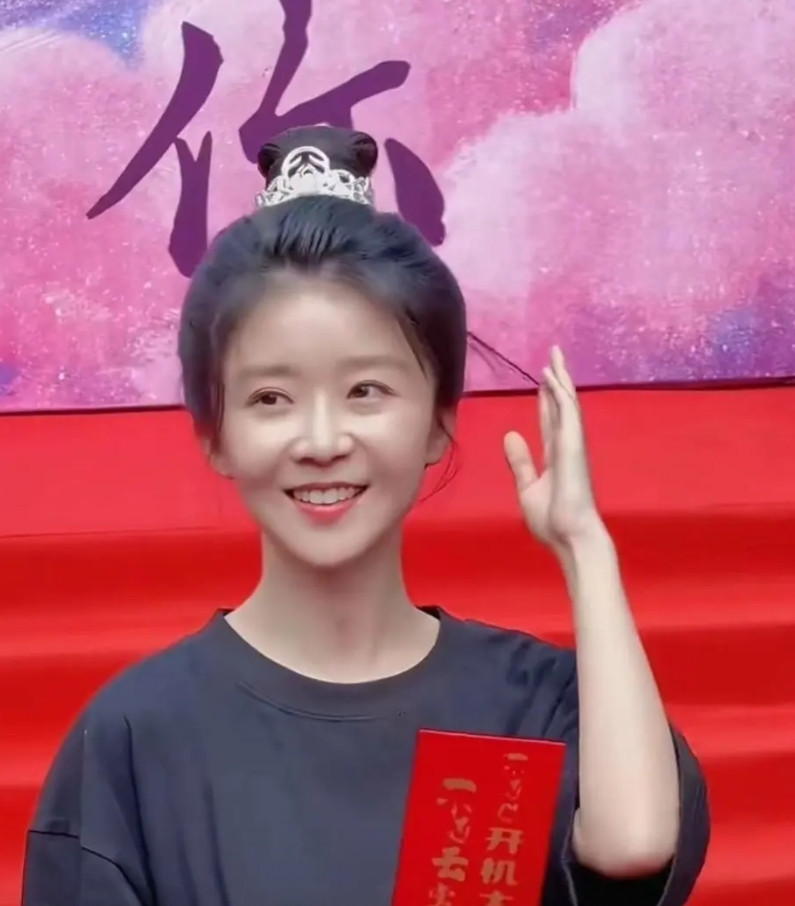 宋伊人主演的电视剧《不遇云裳不遇你》9月初刚取得发行许可证，她演大女主，男主是任