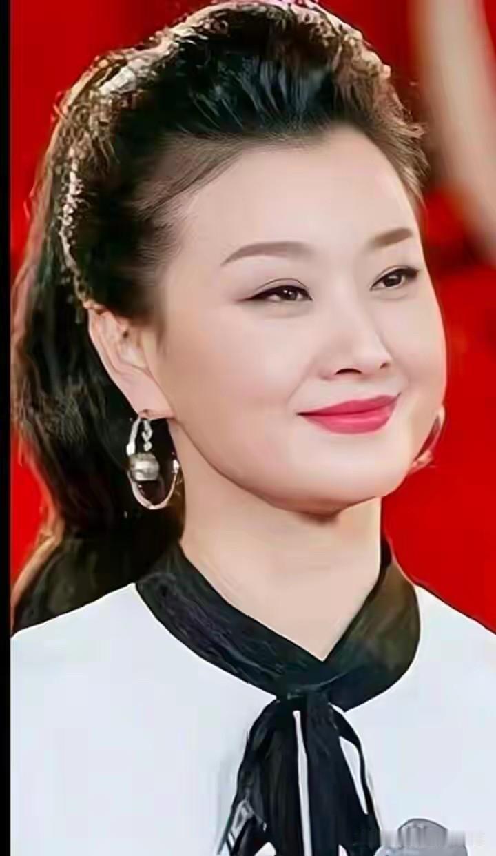 难怪她被称为“民歌天后”，气质比影后更高级，侧颜冷艳高贵，肌肤白皙，身材比例优越