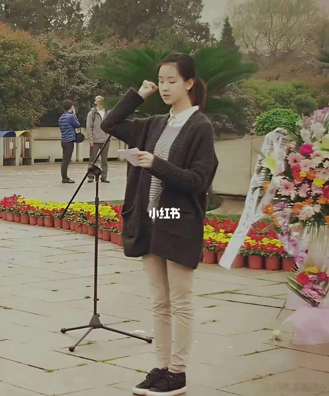 谁能预料到，这个不起眼的小女生，将来会成为一个大明星？