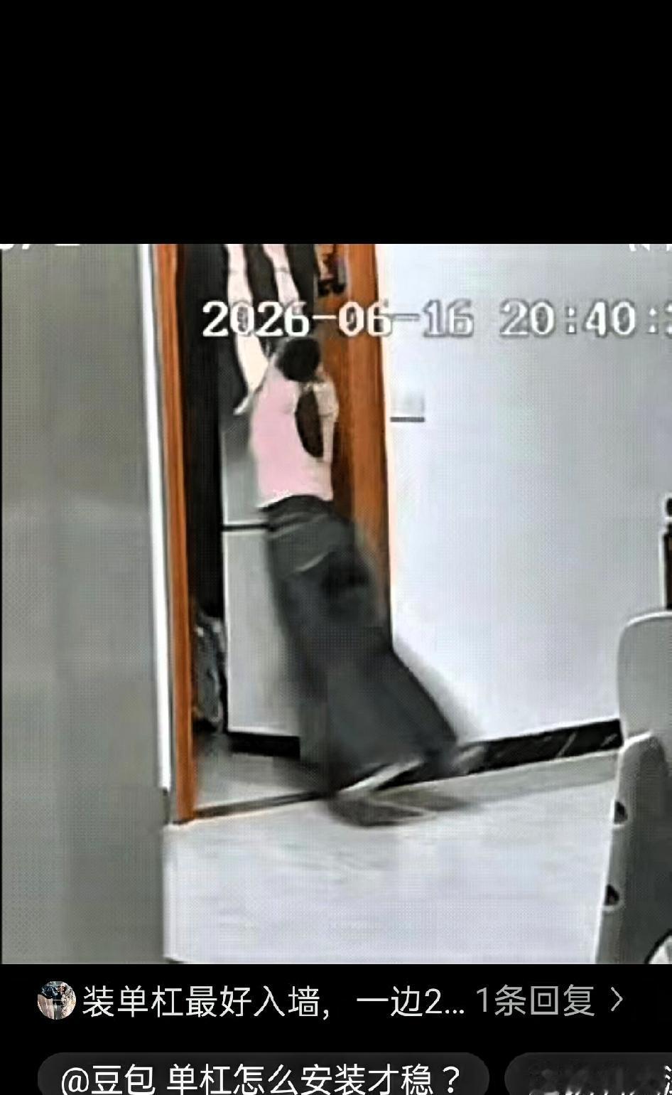 一个女孩子喜欢运动，就在家门框处安装了挤压式免打孔单杠，每天闲暇时都会上去练习。