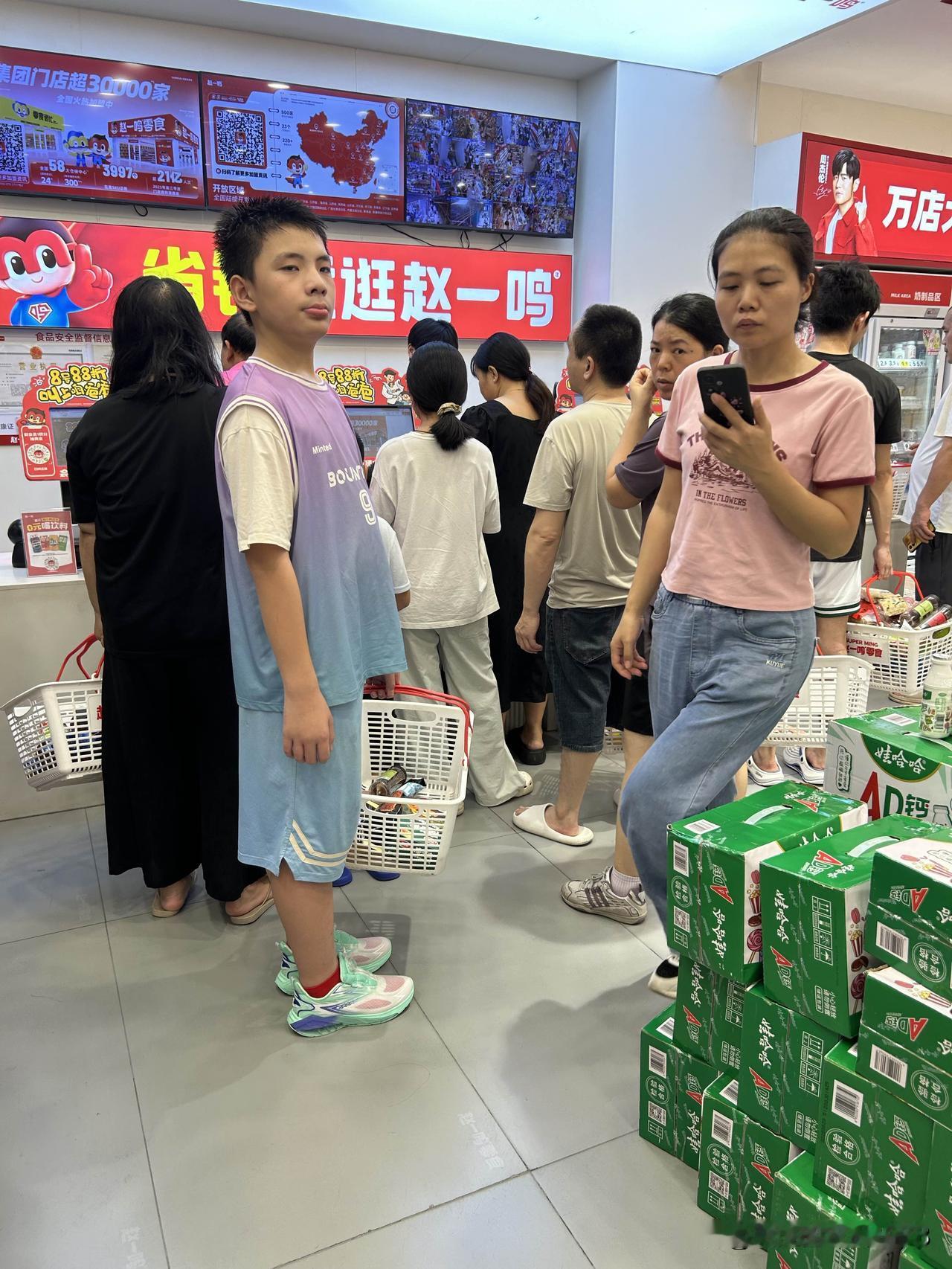 零食很忙，赵一鸣……等等最近这几年兴起的这种零食店生意都挺火爆的。倒是那些传统的
