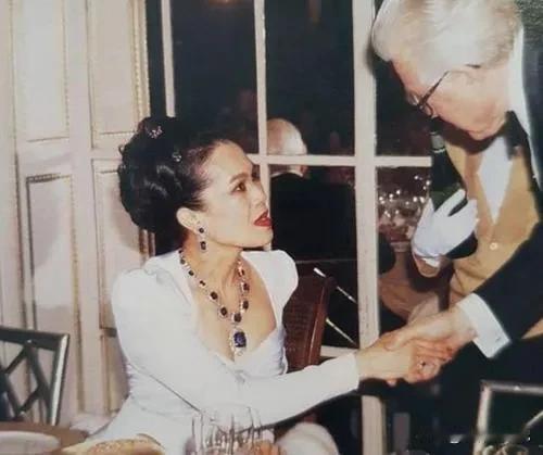 诗丽吉王后一直都爱打扮，即使年已过百依旧风韵犹存。难怪比她小15岁的情人保镖连老