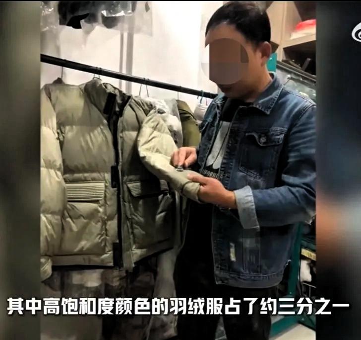 最近武汉有个干洗店老板突然在网上火了，就因为他说了句大实话：“买羽绒服千万别选军