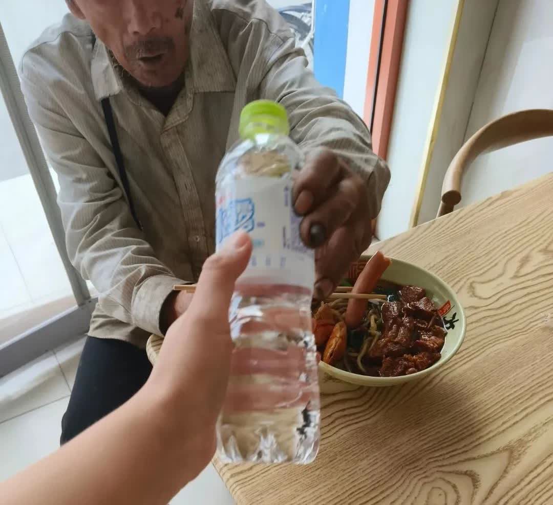 今天中午我和老婆在一家面馆吃饭，这时候走进来一位老人，面馆老板看见老人装作没看到
