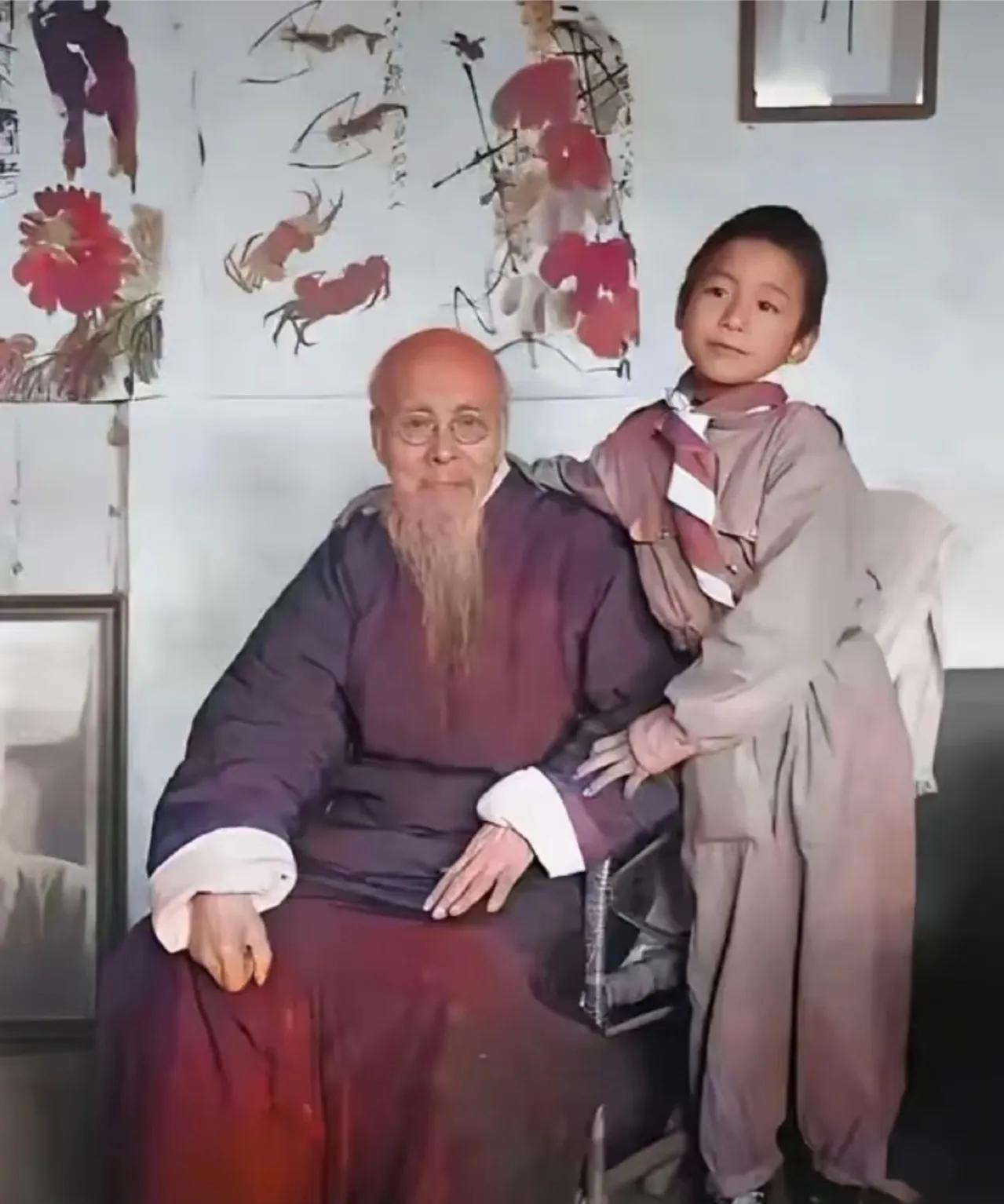画面中，齐白石与幼子齐良末相伴。彼时，齐白石已至暮年，艺术造诣登峰造极，他的虾、