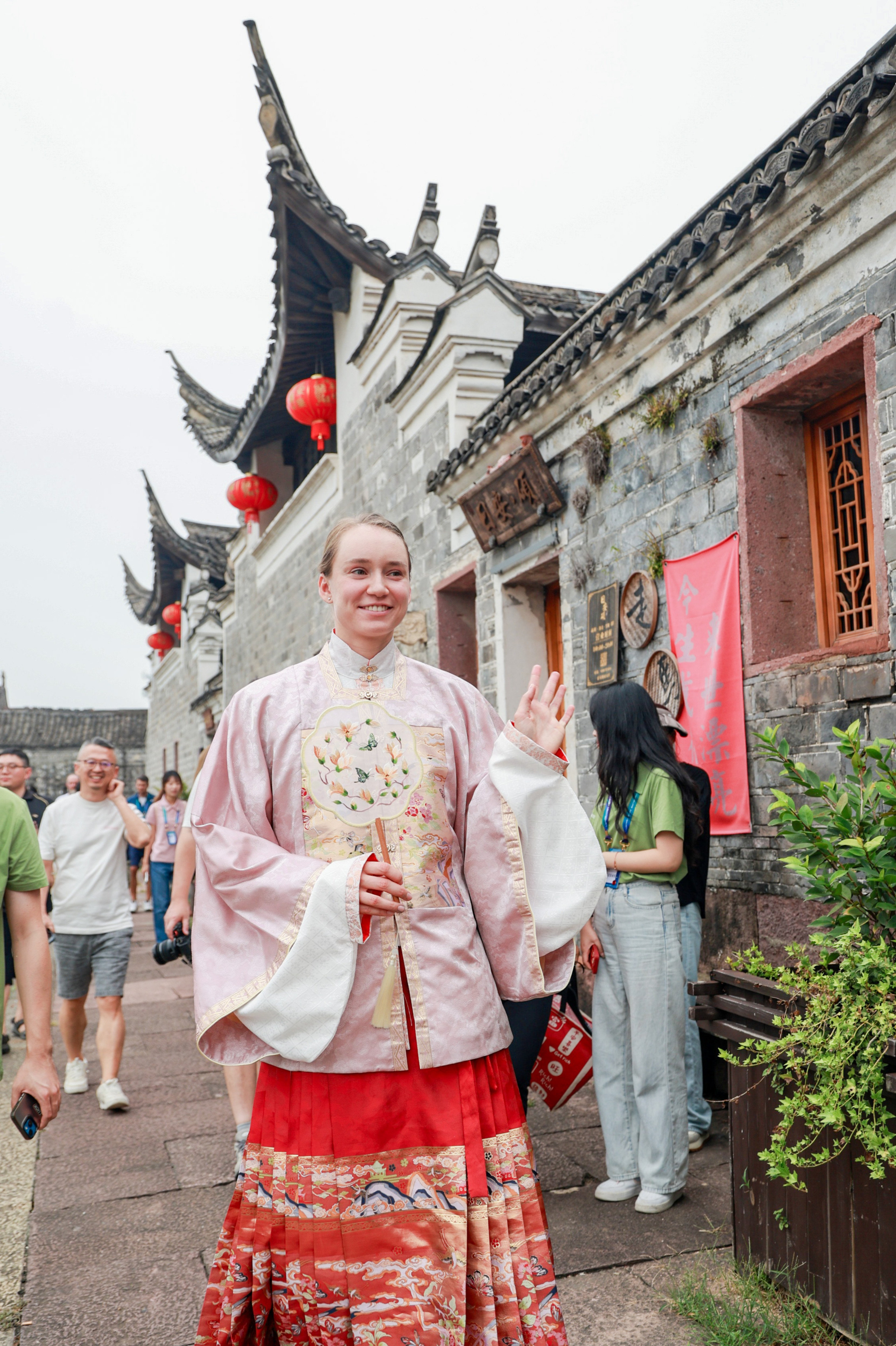 莱巴金娜冰美人？不不不，那仅限于赛场上，今天下午她可是全程超级开心的！她是主动要