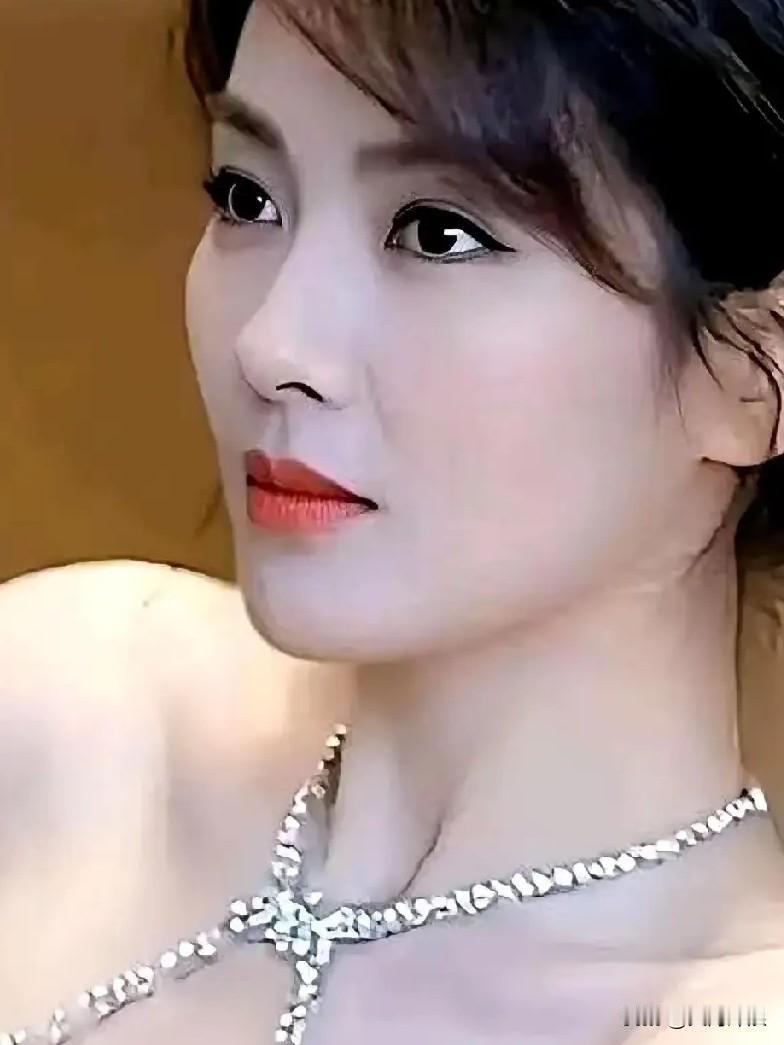 中国诗人为刘涛写的一首“藏头诗”：风情万种演技佳，千姿百媚著芳华！风拂霓裳靓