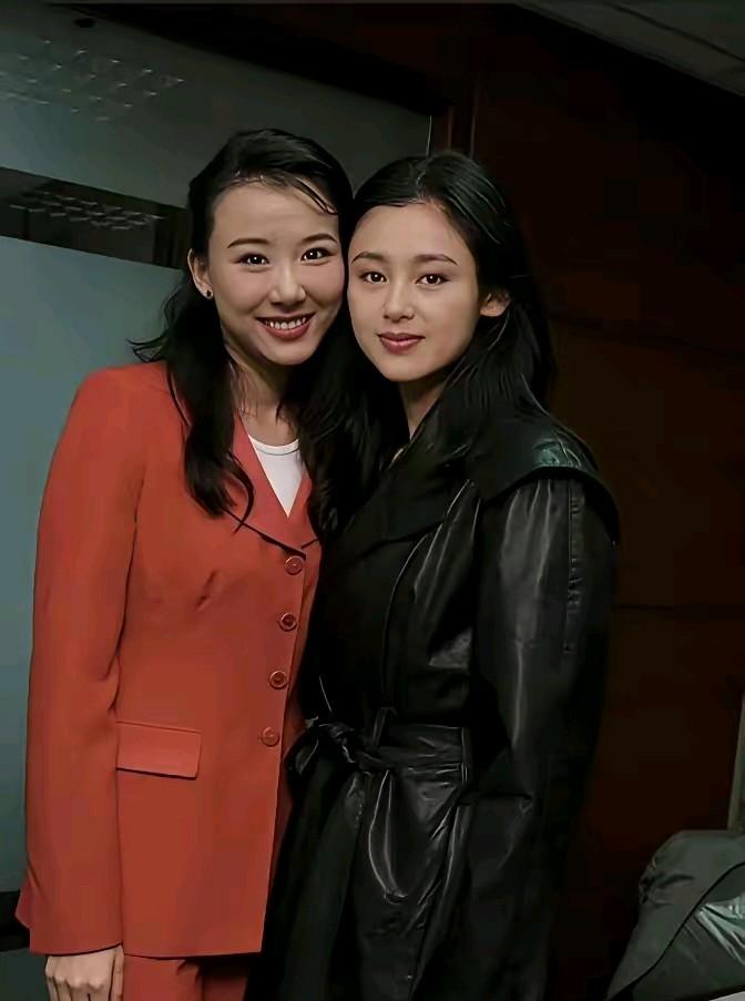 大陆第一美女和台湾第一美女陈红萧蔷合影。陈红和萧蔷竟然是同龄人，俩人都是68年出