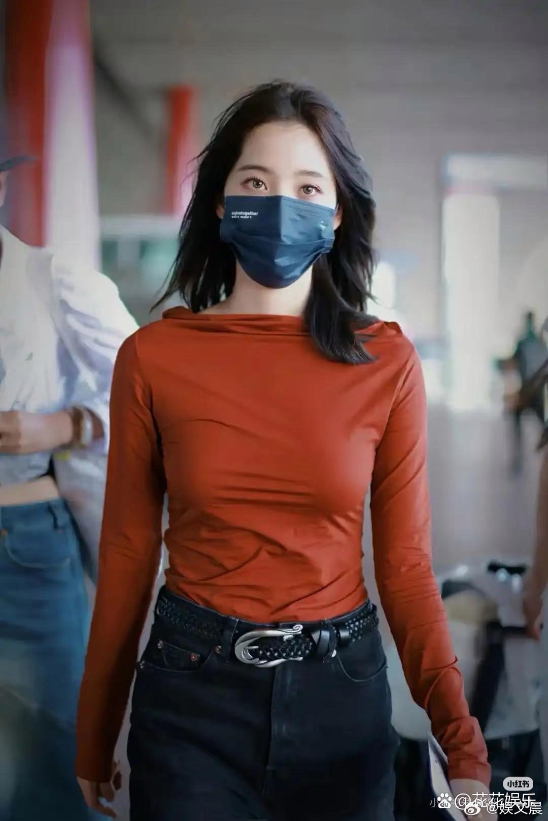 欧阳娜娜身着红色紧身衣，曼妙曲线尽显，利落又亮眼