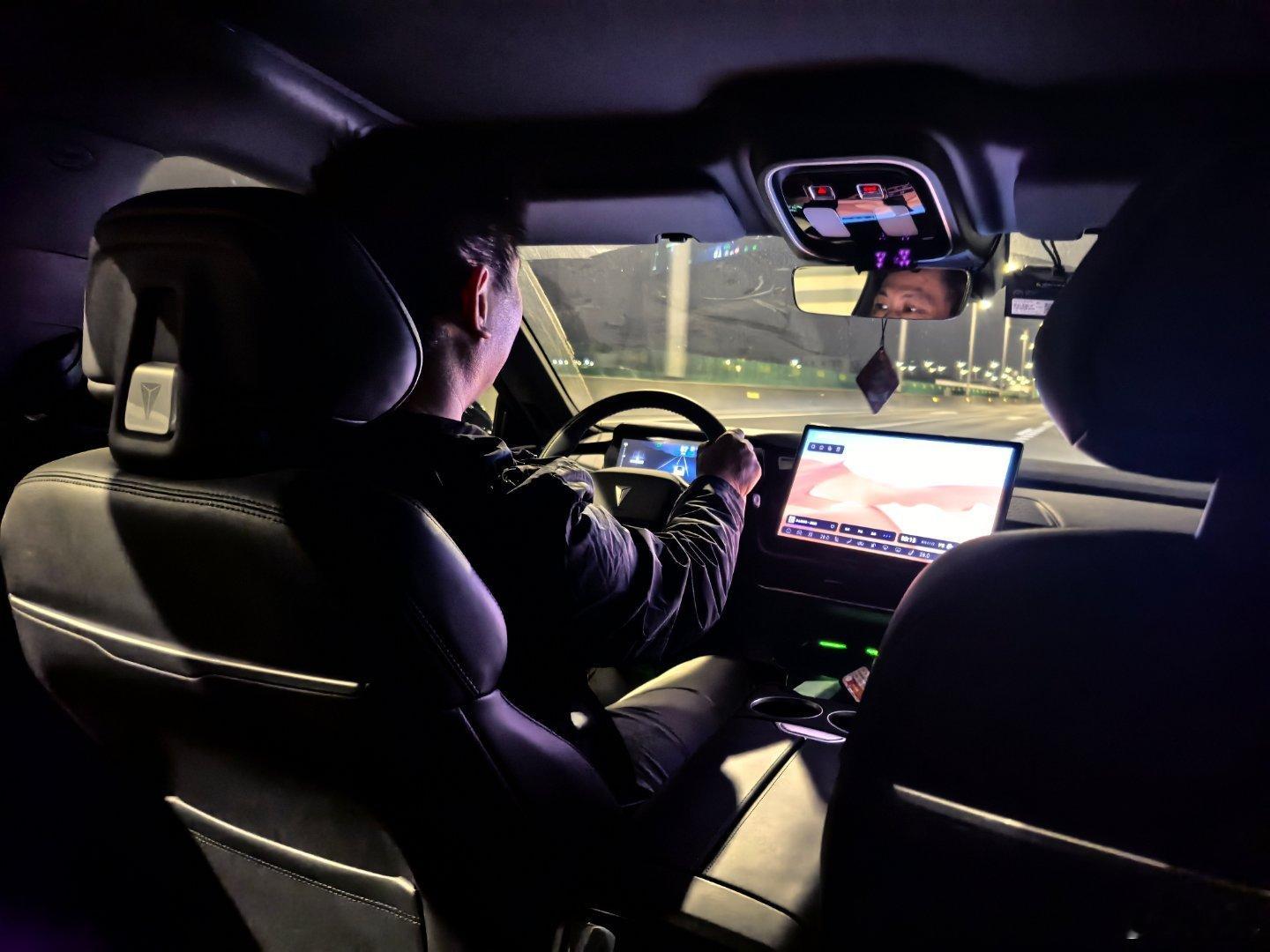 落地广州，打车打到一辆深蓝，闲聊，司机说中年失业，拉起了网约车。我问兄弟之前干什