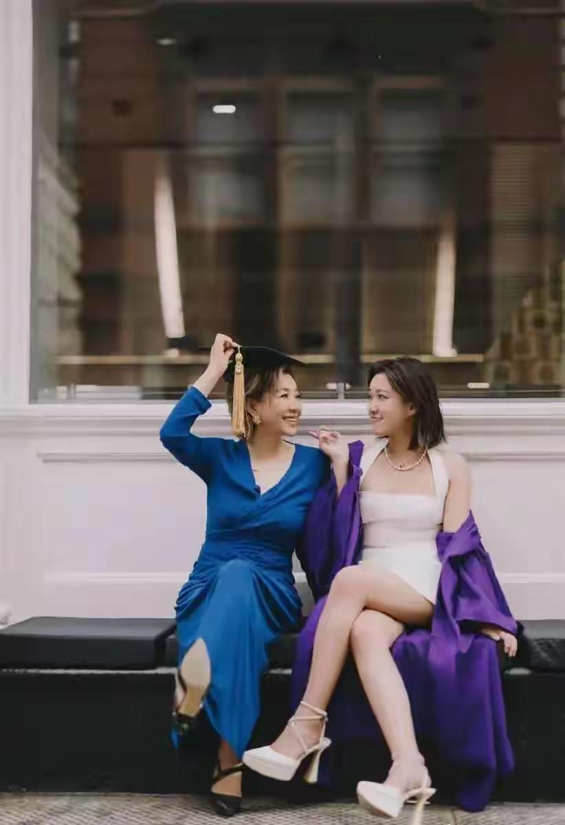 主持人李静跨越重洋，只为奔赴一场重要的约定——参加女儿黄沐尔的毕业典礼。23