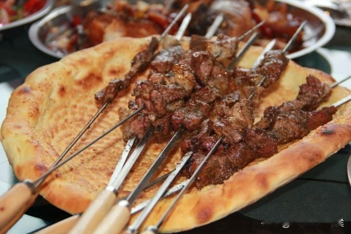 知道许家印当年生活奢靡到什么程度吗？有一次他请我到家里吃饭，居然桌子上摆满了香