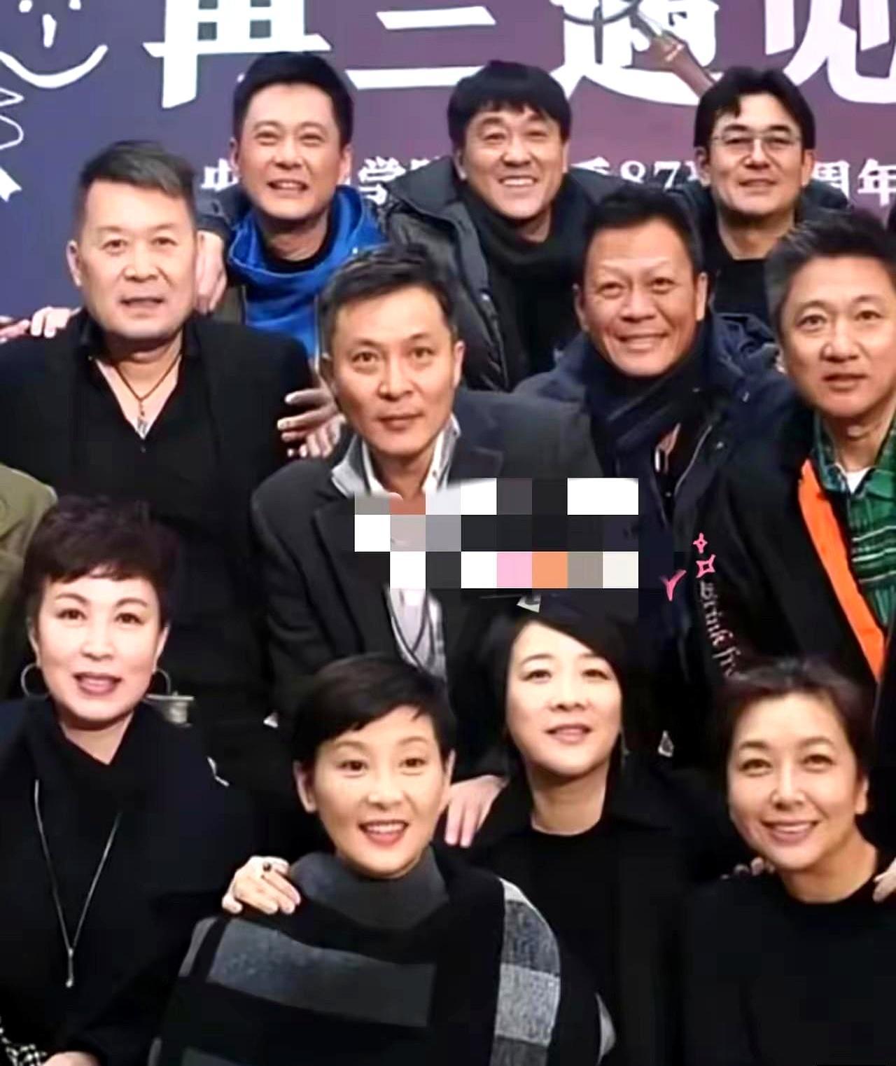 58岁，身家过亿，她越老越值钱。他们班37个人，几乎没人掉队。37年前，他们