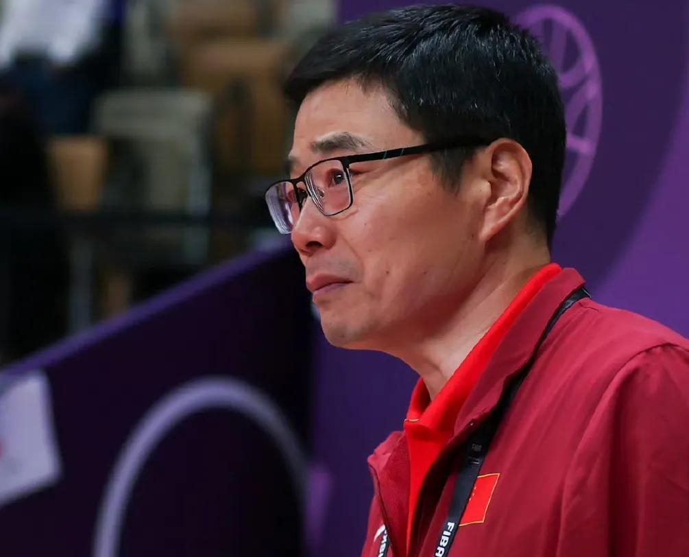 郭振明含泪见证男篮亚洲杯逆袭！放行杨瀚森豪赌成功，中国篮球未来路在何方？