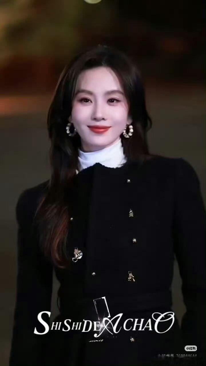 刘诗诗面对闪光灯丝毫不眨眼，好牛逼的头肩腰比例，怪不得穿衣好看又高级😎这就是大