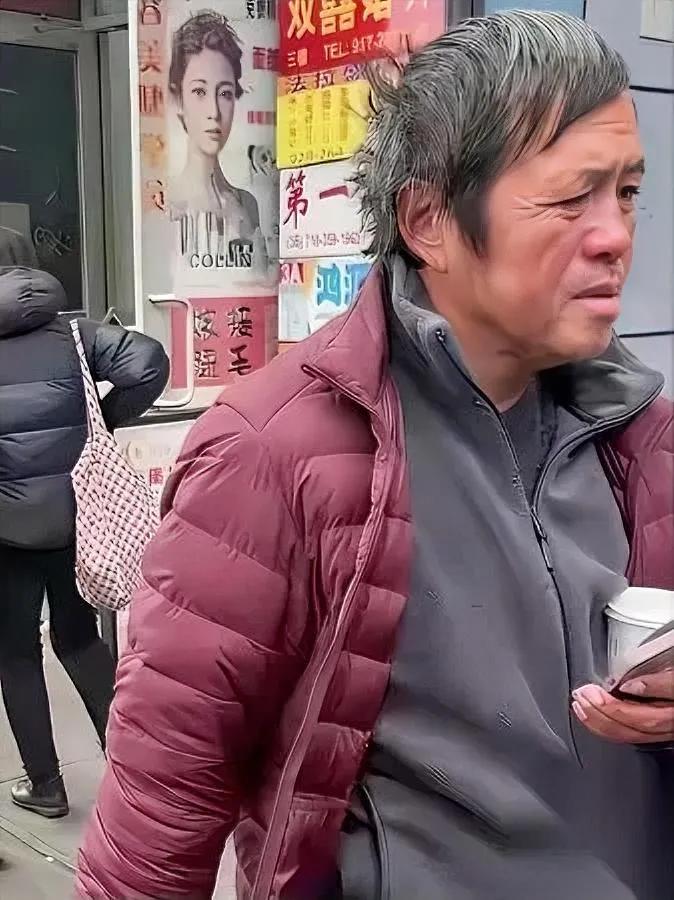 纽约街头红衣流浪男！细看竟是复旦学霸？这位曾留学美国的博士孙卫东，日前被