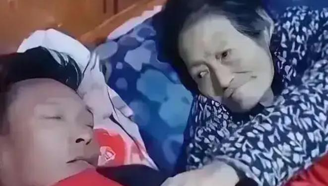 泪目！男子伺候病危的母亲，由于太疲倦睡着了，醒来时，发现母亲已经走了。回看监控，