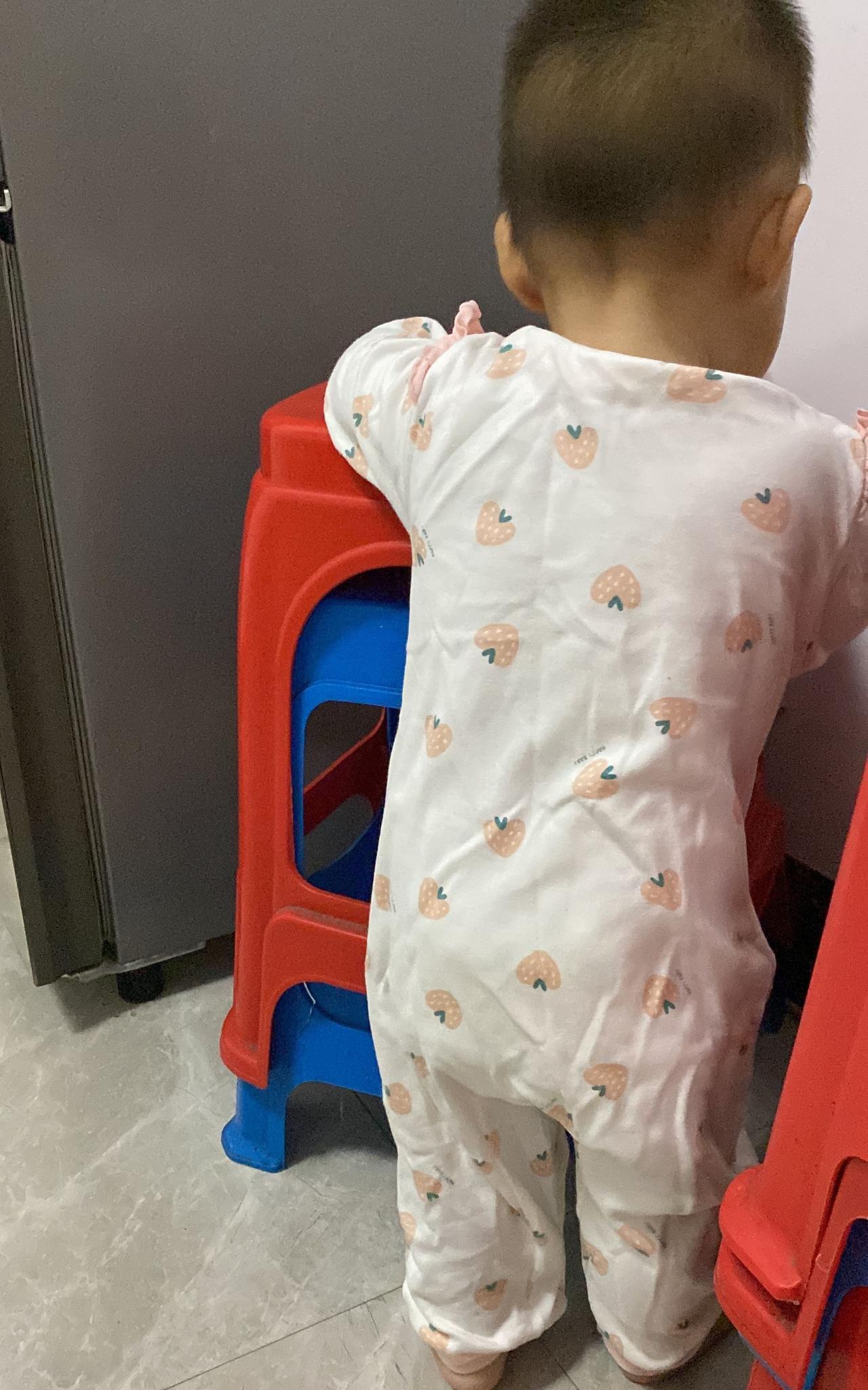 带娃以后才知道：1.昨天刚说完宝宝会独站一分钟了，今天就发现他敢自己放手走三四