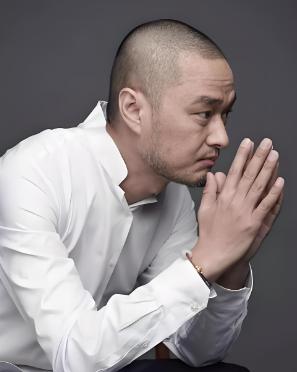 冯唐说:“凡是主动找上门的，既不是好事，也不是好人，记住这句话，可以躲过