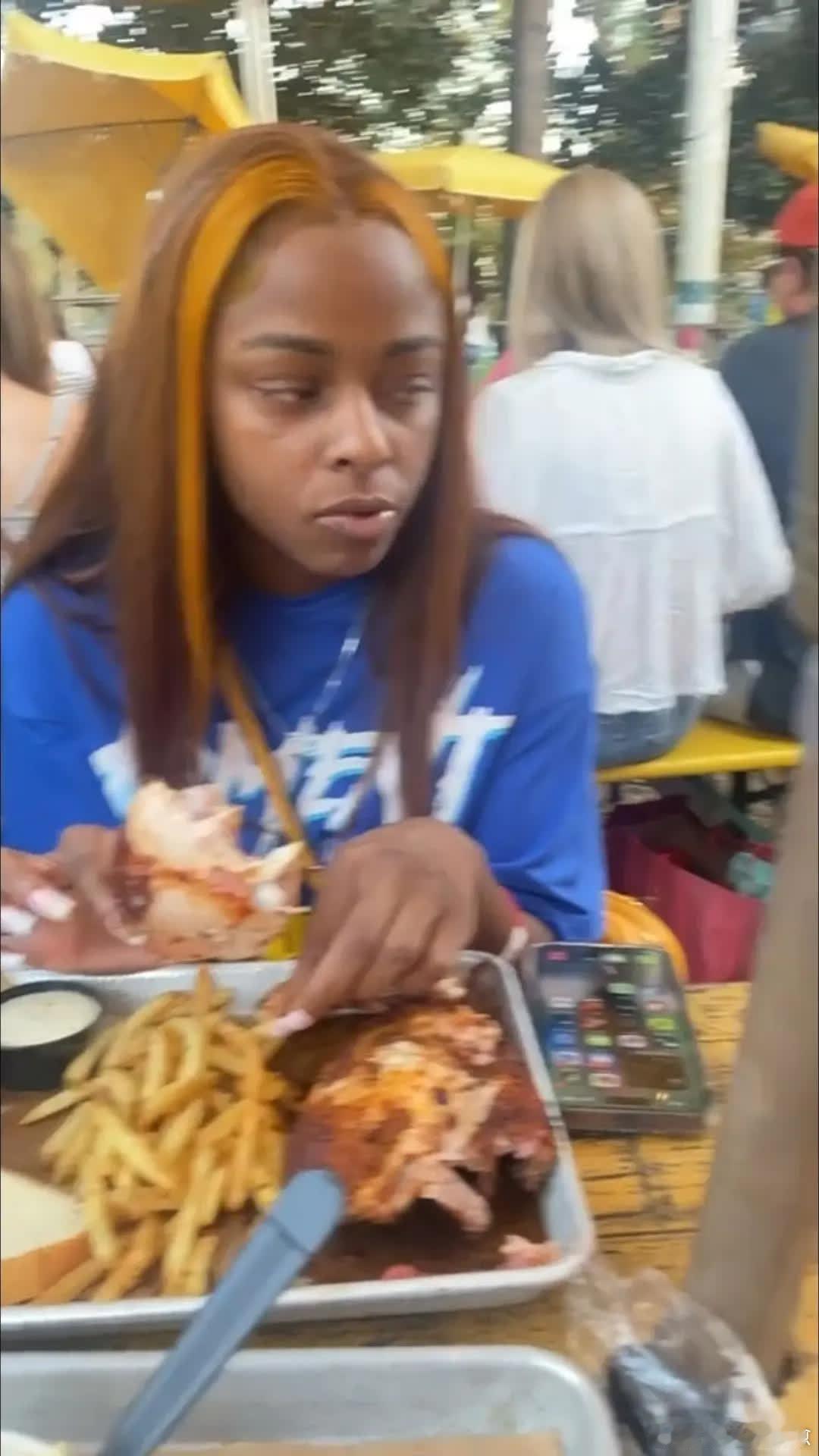 狗子没见过深色皮肤的人类😂萌宠宠物