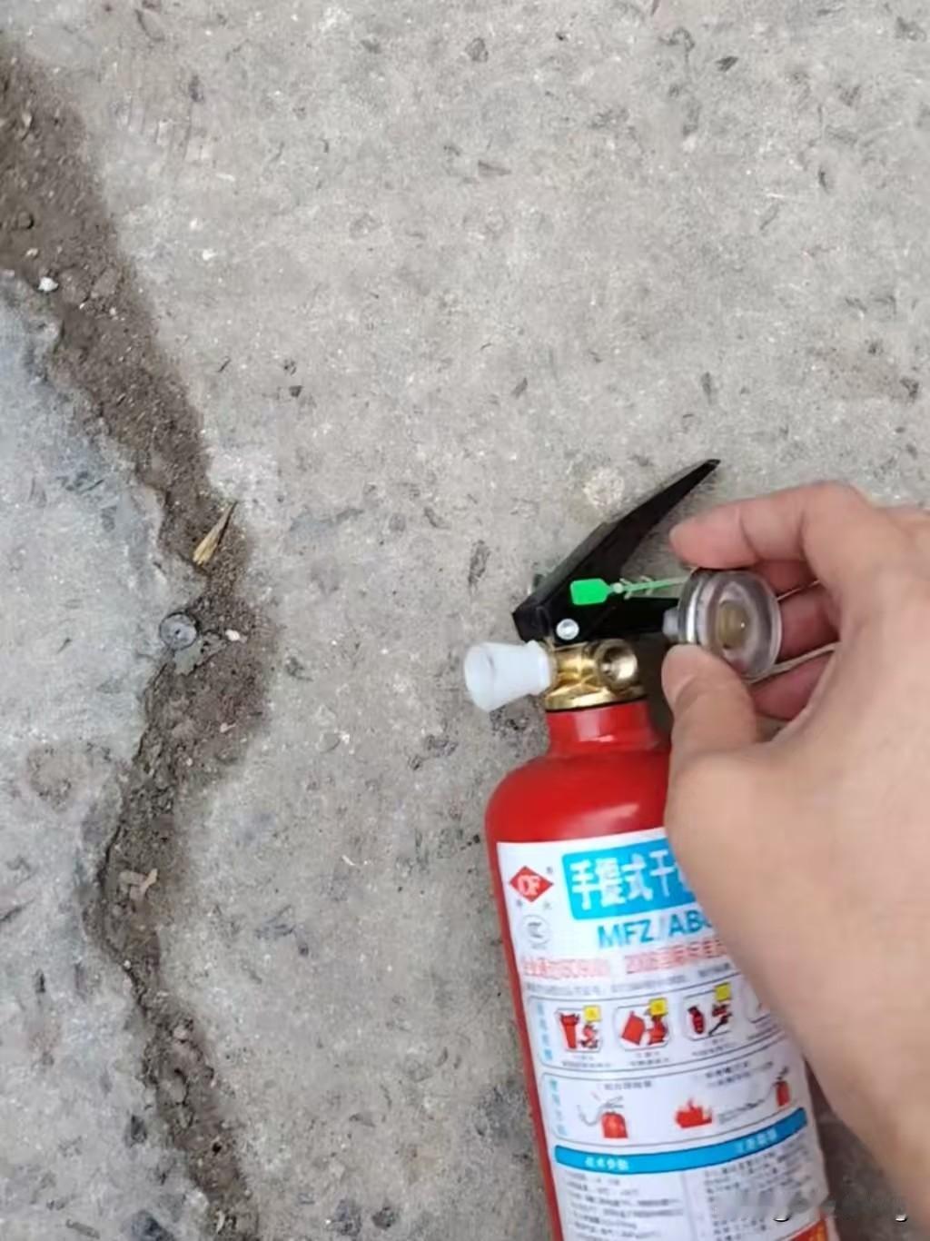 河北一位网友,发现自己的车载灭火器压力指针不会动,他随手拧了一下压力表,没想到压