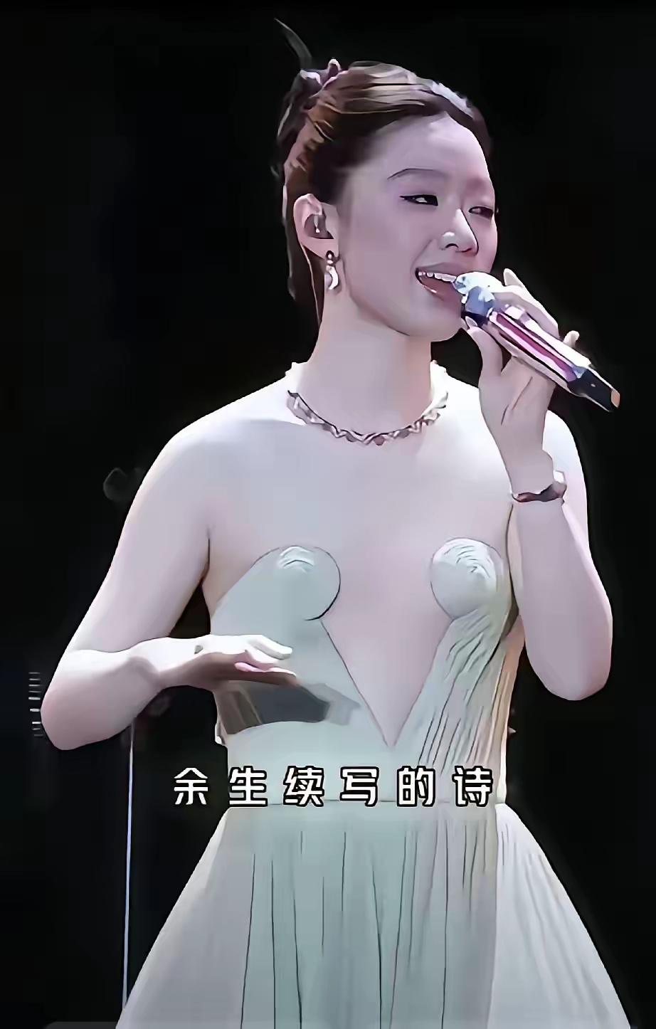 不这么穿别人还不一定会注意到[笑着哭]