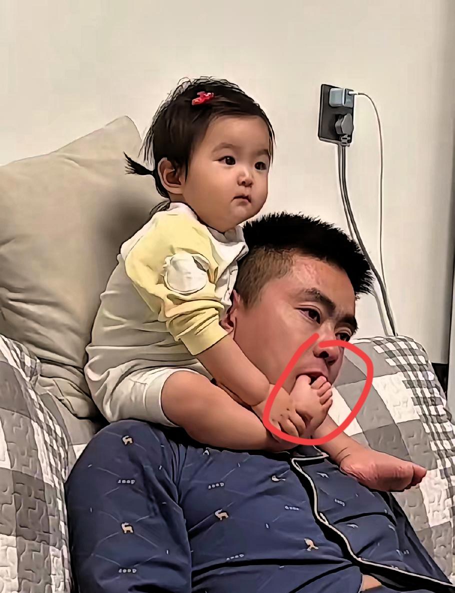 洗完澡出来直接笑到飙泪！孩她爸陪娃看电视，把闺女扛肩上啃小脚丫，娃还主动塞手指给