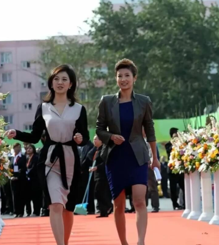 虽然许戈辉比春妮矮了一点，但她气质高雅，看着依旧是美了，这么多年过去了，颜值还没