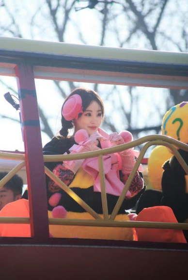 没想到蜜蜂服还能这么可爱，祝绪丹穿上它跳舞，整个人都变得软软糯糯的，动作配合衣服