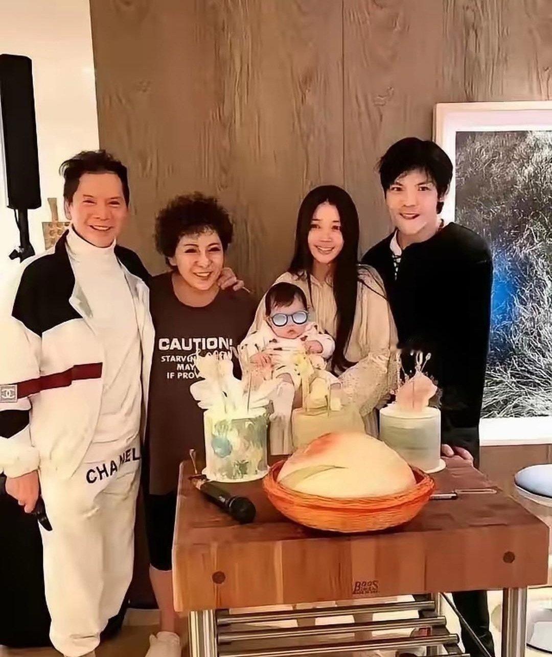 向太最得意的资产，不是花不完的家产，也不是他儿子向佐，而是她孙女那张脸，简直跟她妈妈郭碧婷复制粘贴，
