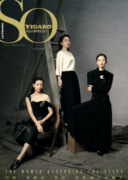 闫妮董洁刘雅瑟宣传大片同框三人表情多为淡然微笑或凝视远方，不夸张、不造作，却自