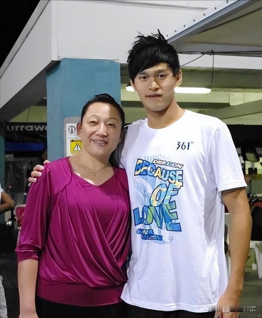 想读懂孙杨，必先读懂他母亲杨明，两人就是典型的镜像共生关系。她把孙杨当成自我人生