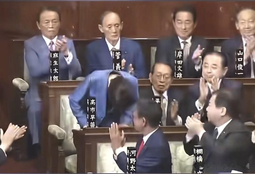 77岁菅义伟隐退，86岁麻生太郎何去何从？77岁的菅义伟最终选择了退出政坛，不