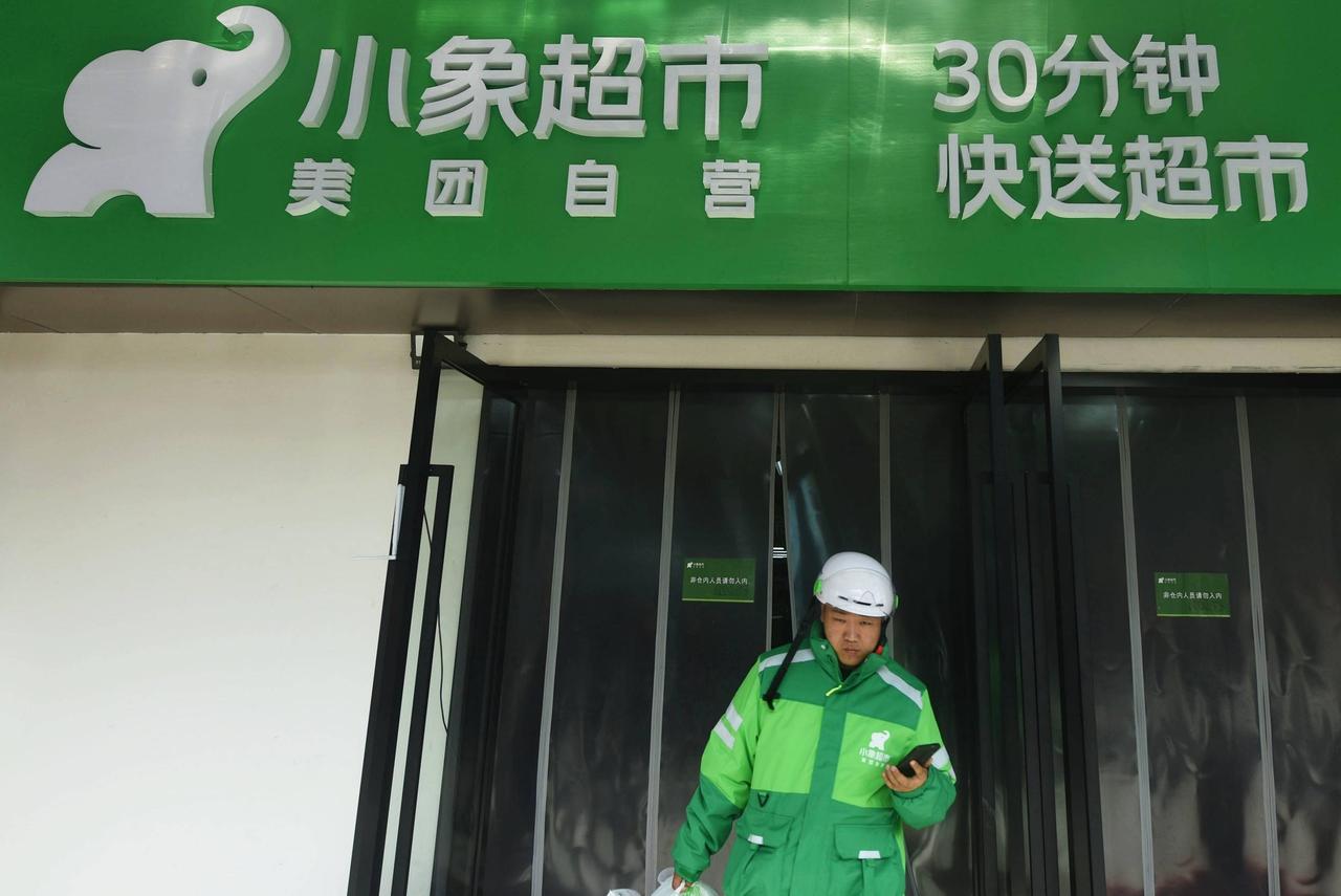 据雷峰网报道，小象超市2024年整体GMV近300亿元，规模超叮咚买菜，逼近朴朴