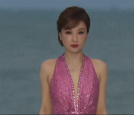 吴昕V到腰了天呐噜！吴昕这身裸色薄纱深V到腰的装扮太绝啦！视觉上既性感又高级，