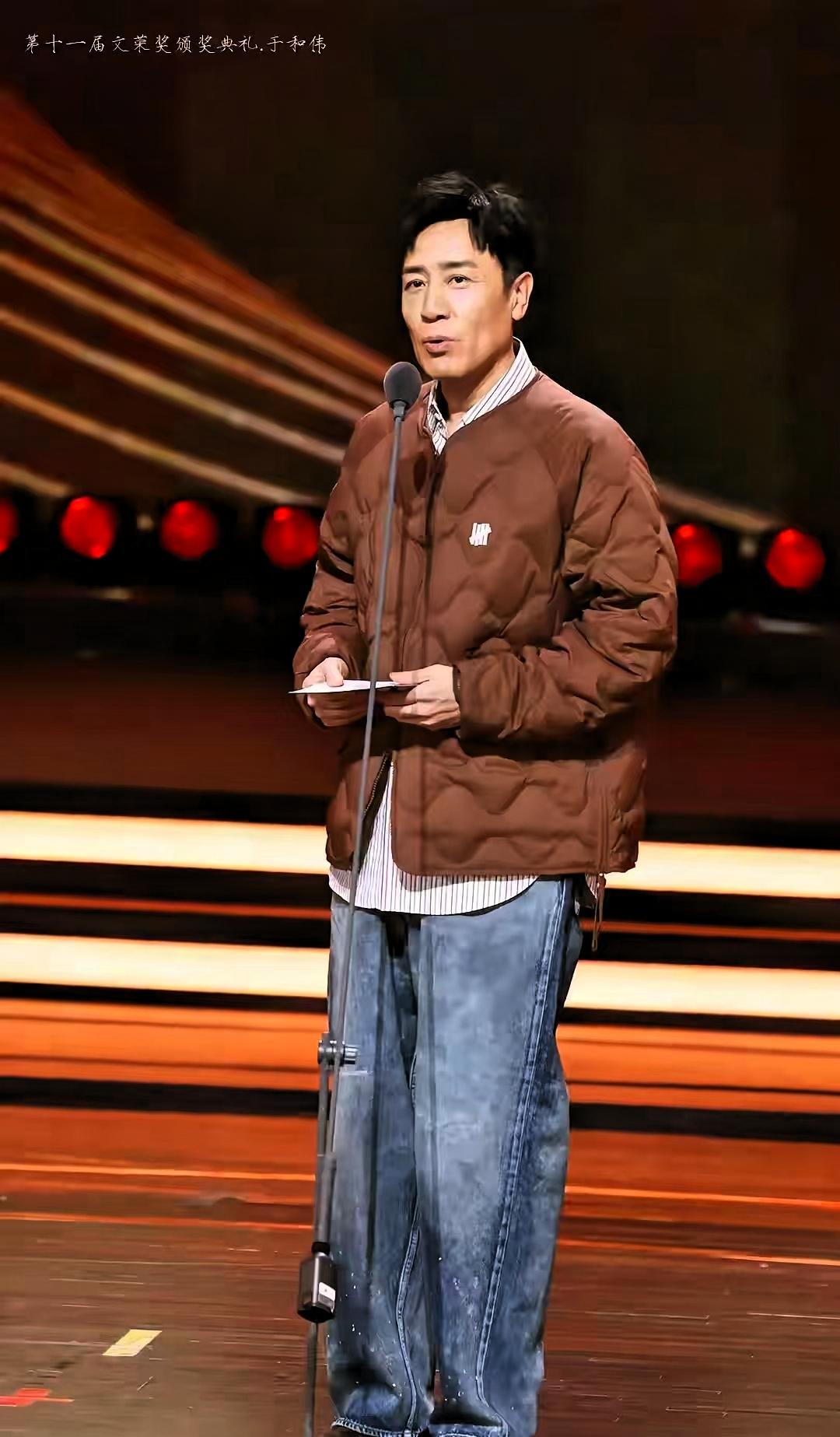 难怪于和伟越来越受欢迎！最近于和伟领奖的画面在网上刷屏，没有华丽的红毯布景，也