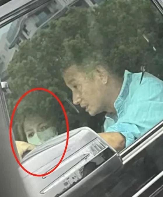 文章姚笛复合？2025年8月11日，有网友拍到文章驾驶奔驰大G出行，副驾驶座上的