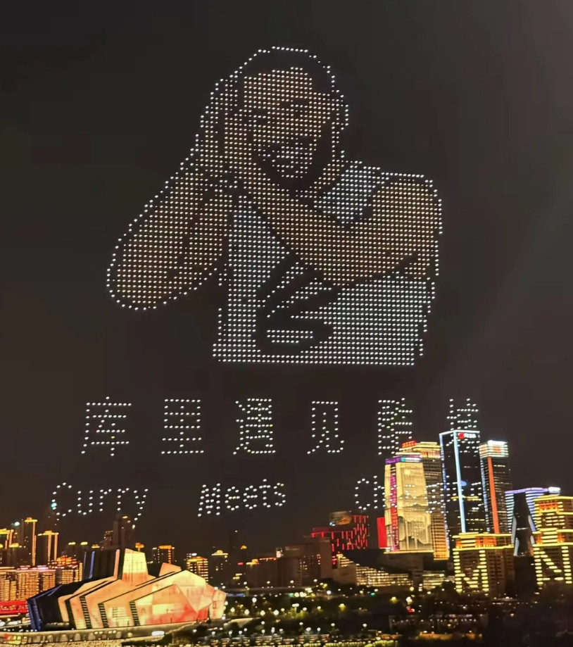 库里这排面，乔丹来了也比不了！感觉全重庆人都来看库里了，全城灯光都围绕库里设